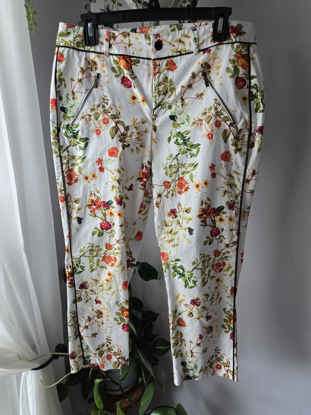 Disney Alice Through the Looking Glass Colleen Atwood Floral Capri Pants Size 6